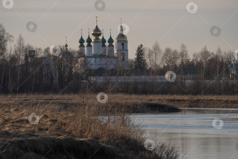 Скачать Весенний пейзаж с православной церковью на берегу реки, закат солнца фотосток Ozero
