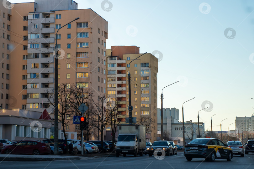 Скачать Беларусь, Минск - 25.02.2025: Транспортные средства движутся по улице, вдоль которой выстроились высокие здания фотосток Ozero