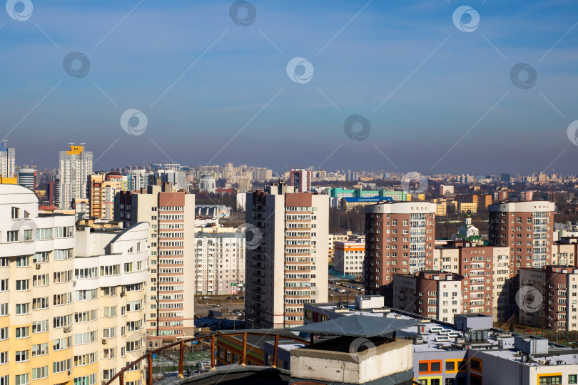 Скачать Беларусь, Минск - 25.02.2025: Вид с высоты птичьего полета на оживленный город с множеством высотных зданий фотосток Ozero
