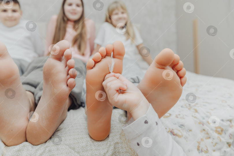 Скачать дети щекочут друг другу пятки перышком фотосток Ozero