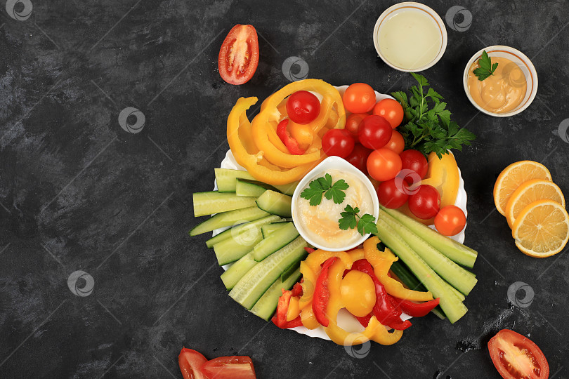 Скачать Ассорти из хумуса и закусок на фоне кухни здорового питания с миской хумуса и овощными палочками.Блюдо с Ближнего Востока, традиционные веганские закуски, концепция восточной кухни, особый акцент фотосток Ozero