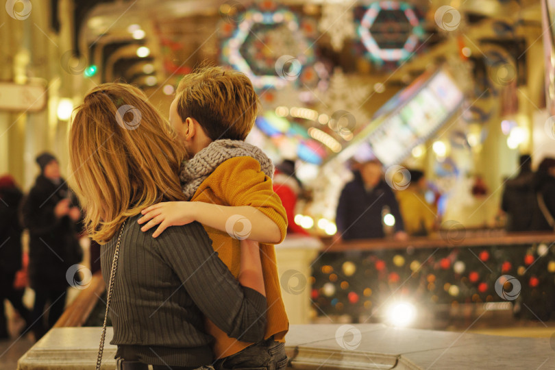 Скачать Счастливая семья на рождественской ярмарке фотосток Ozero