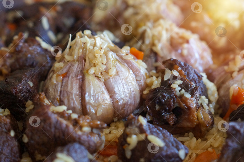 Скачать Плов с мясом и целым чесноком фотосток Ozero