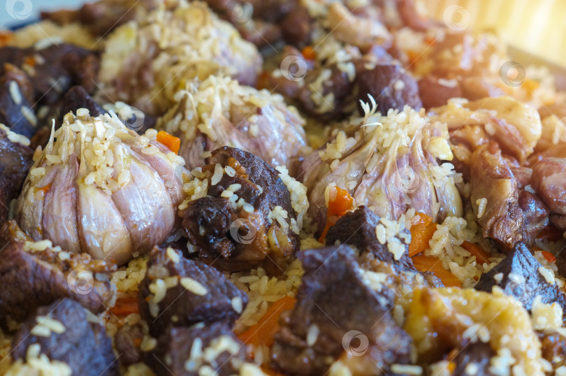 Скачать Плов с бараниной, говядиной и чесноком фотосток Ozero