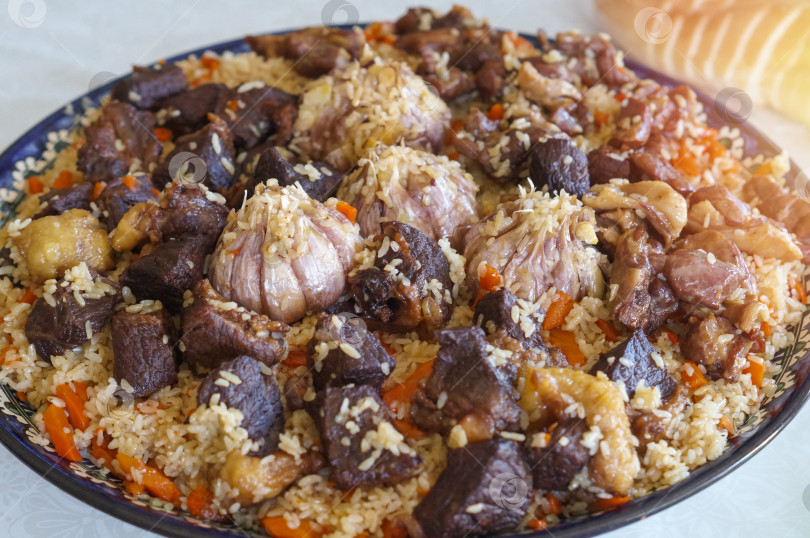 Скачать Блюдо - плов с мясом и чесноком фотосток Ozero