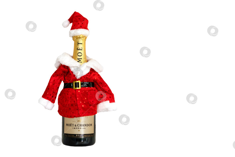 Скачать Бутылка шампанского Moet Chandon в костюме Санта-Клауса на белом фоне. Концепция Нового года и Рождества. Россия, Татарстан, 12 октября 2019 г. фотосток Ozero
