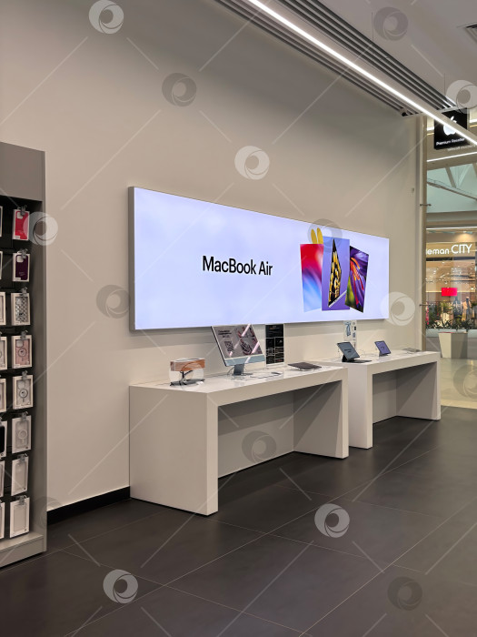 Скачать Авторизованный магазин Apple. Современный магазин с продукцией Apple: Iphone, Macbook, Ipad, логотип Apple Macbook air. Казахстан, Астана, 21 октября 2024 г. фотосток Ozero