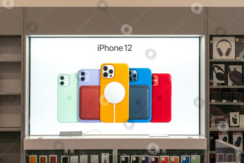Скачать Рекламное табло в магазине. Распродажа нового Apple iPhone 12 от Apple Inc. в торговом центре. Авторизованный магазин Apple. Россия, Татарстан, 10 июня 2021 года фотосток Ozero