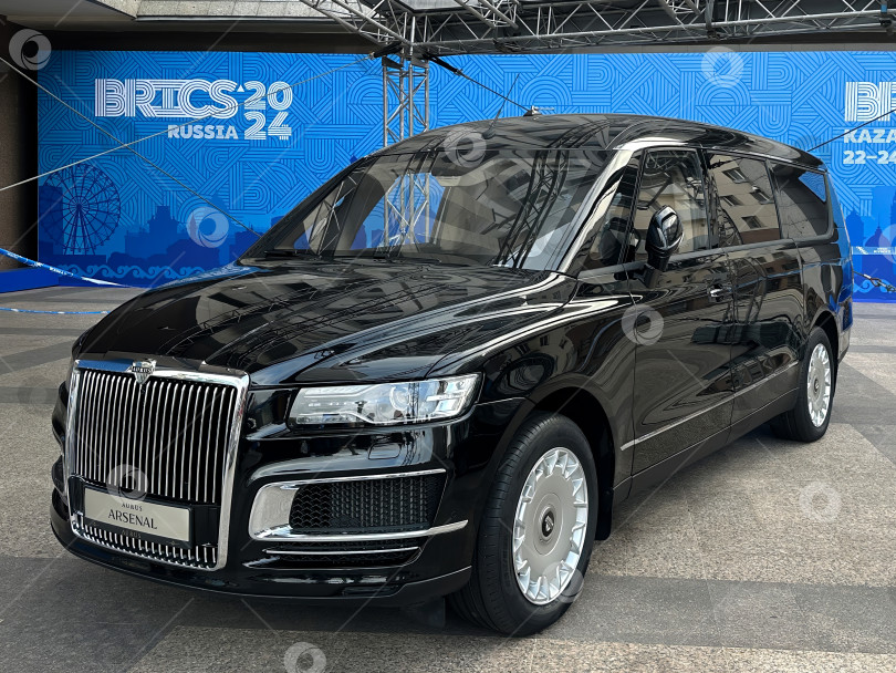 Скачать Крупный план российского автомобиля представительского класса Aurus Arsenal на выставке в рамках саммита БРИКС в Казани.  Россия, Казань, 26 октября 2024 г. фотосток Ozero