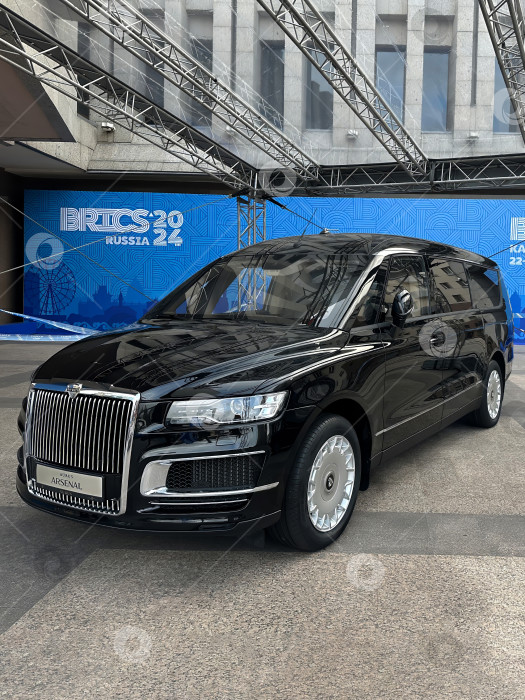 Скачать Российский автомобиль представительского класса Aurus Arsenal на выставке в рамках саммита БРИКС в Казани.  Россия, Казань, 26 октября 2024 г. фотосток Ozero