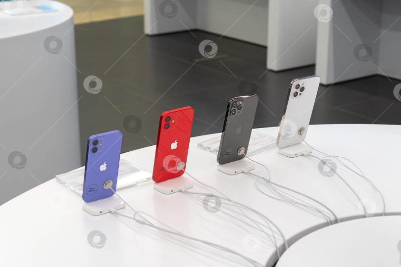 Скачать Распродажа нового Apple iPhone 12 от Apple Inc. в торговом центре. Официальный магазин Apple. Россия, Татарстан, 10 июня 2021 г. фотосток Ozero