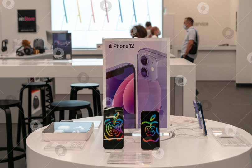 Скачать Распродажа нового Apple iPhone 12 от Apple Inc. в торговом центре. Официальный магазин Apple. Россия, Татарстан, 10 июня 2021 г. фотосток Ozero