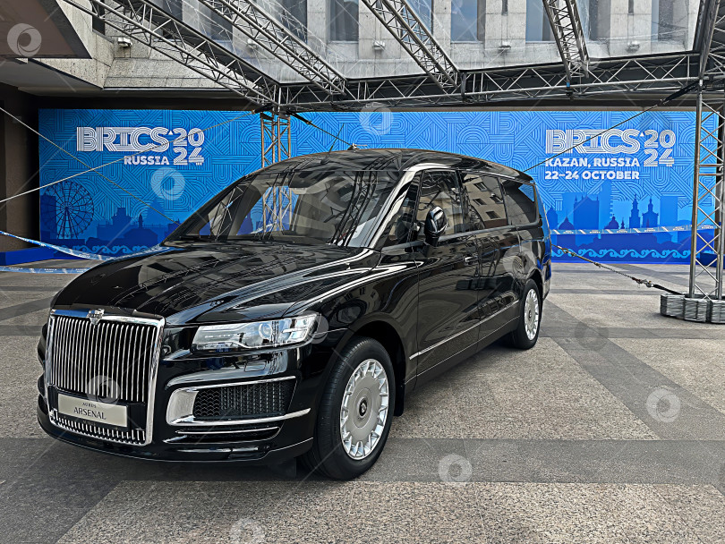 Скачать Российский автомобиль представительского класса Aurus Arsenal на выставке в рамках саммита БРИКС в Казани.  Россия, Казань, 26 октября 2024 г. фотосток Ozero