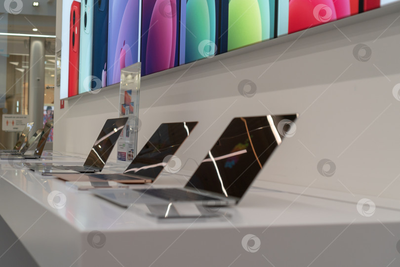 Скачать Авторизованный магазин Apple. Современный магазин с продукцией Apple: Iphone, Macbook, Ipad, логотип Apple. Россия, Татарстан, 10 июня 2021 года. фотосток Ozero