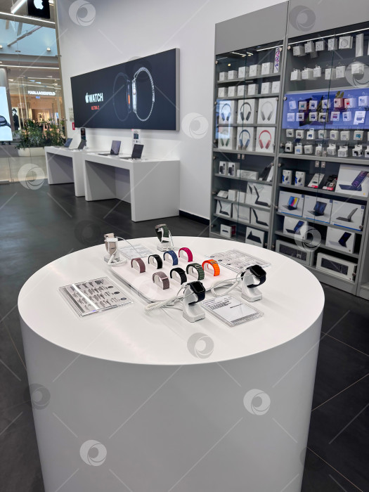 Скачать Авторизованный магазин Apple. Современный магазин с товарами Apple: Iphone 16, Macbook, Ipad. Логотип Apple Watch Series 10. Казахстан, Астана, 21 октября 2024 г. фотосток Ozero