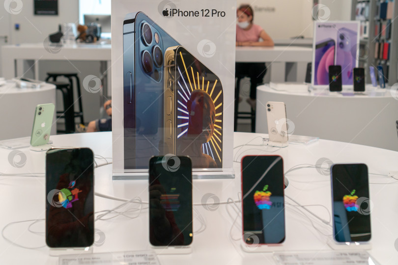 Скачать Распродажа нового Apple iPhone 12 от Apple Inc. в торговом центре. Официальный магазин Apple. Россия, Татарстан, 10 июня 2021 г. фотосток Ozero