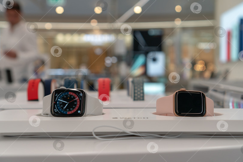 Скачать Авторизованный магазин Apple. Современный магазин с продукцией Apple: Iphone, Macbook, Ipad, логотип Apple. Россия, Татарстан, 10 июня 2021 года фотосток Ozero