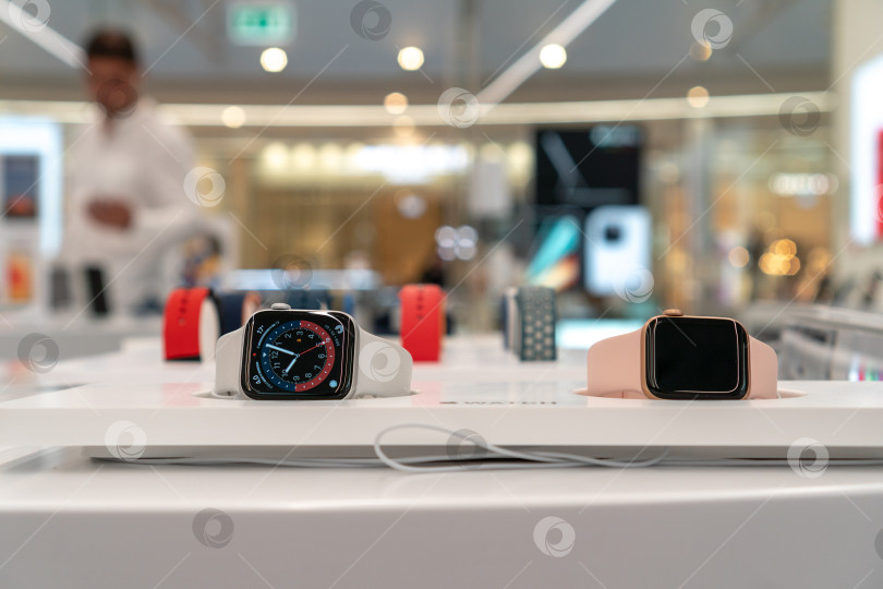 Скачать разноцветные Apple Watch Series 6 в витрине Apple Store. Авторизованный магазин Apple. Современный магазин с продукцией Apple: Iphone, Macbook, Ipad, логотип Apple. Россия, Татарстан, 10 июня 2021 года фотосток Ozero
