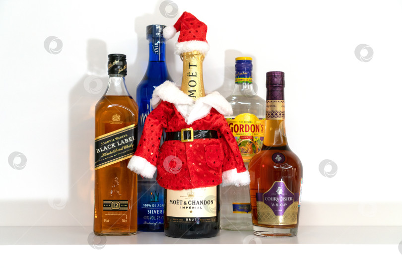 Скачать Популярные алкогольные напитки: gordon, courvoisier, Moet, jonnie Walker. Бутылка шампанского Moet Chandon в костюме Санта-Клауса. Новогодняя и рождественская концепция. Россия, Татарстан, 12 октября 2019 г. фотосток Ozero