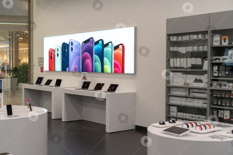 Скачать Авторизованный магазин Apple. Современный магазин с продукцией Apple: Iphone, Macbook, Ipad, логотип Apple. Россия, Татарстан, 10 июня 2021 года. фотосток Ozero