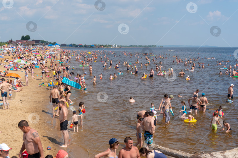 Скачать Переполненный пляж из-за закрытых границ. Коронавирус и закрытые пляжи. Россия, Татарстан, 20 июня 2021 года фотосток Ozero