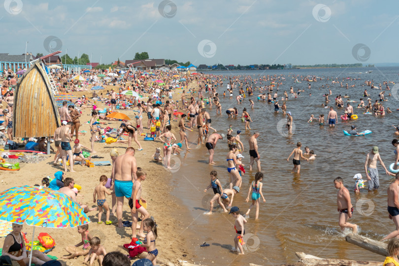 Скачать Переполненный пляж из-за закрытых границ. Коронавирус и закрытые пляжи. Россия, Татарстан, 20 июня 2021 года фотосток Ozero