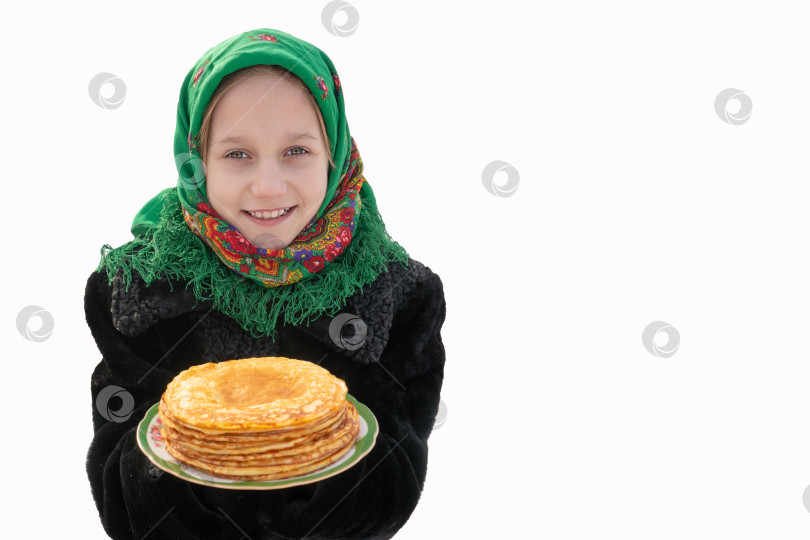 Скачать Красивая девушка-брюнетка с блинчиками, выделенными на белом фоне. Масленица. фотосток Ozero