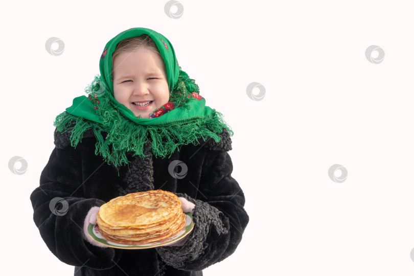 Скачать Очаровательная девушка в русском народном костюме сидит на снегу. Концепция празднования русского масленичного праздника фотосток Ozero