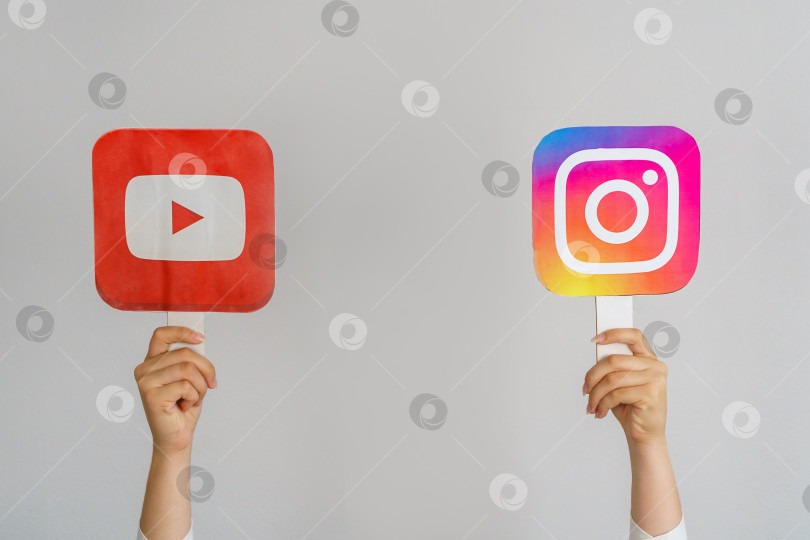 Скачать Девушки-подростки держат в руках логотипы социальных сетей: Youtube, Instagram. Подростки увлекаются новыми технологическими тенденциями - концепцией молодежи, технологий, общения и дружбы. Турция, Стамбул, 17 сентября 2024 года. фотосток Ozero
