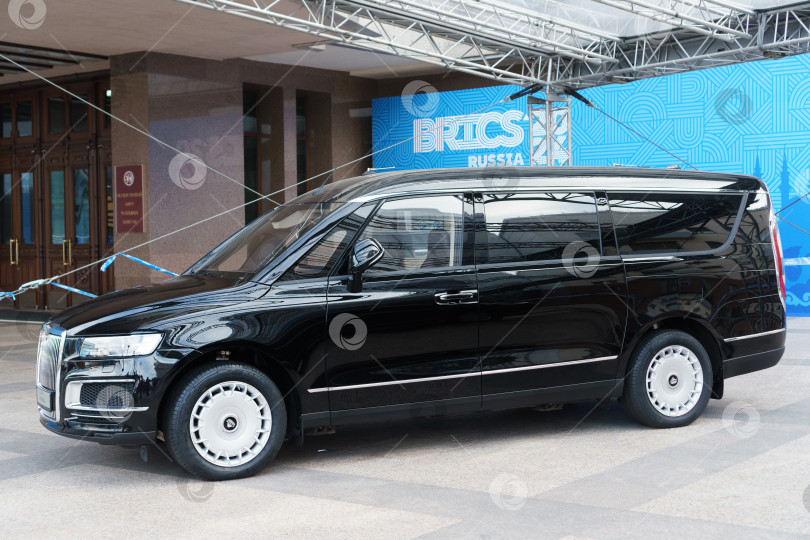 Скачать Российский автомобиль представительского класса Aurus Arsenal на выставке в рамках саммита БРИКС в Казани.  Россия, Казань, 26 октября 2024 г. фотосток Ozero