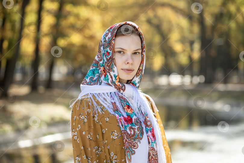 Скачать Портрет молодой красивой женщины с шарфом на голове фотосток Ozero