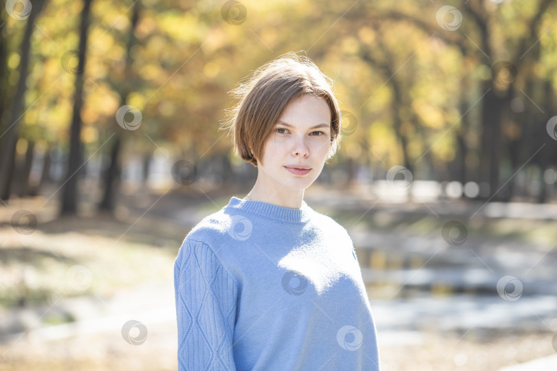 Скачать Портрет молодой красивой женщины в синем шерстяном свитере фотосток Ozero