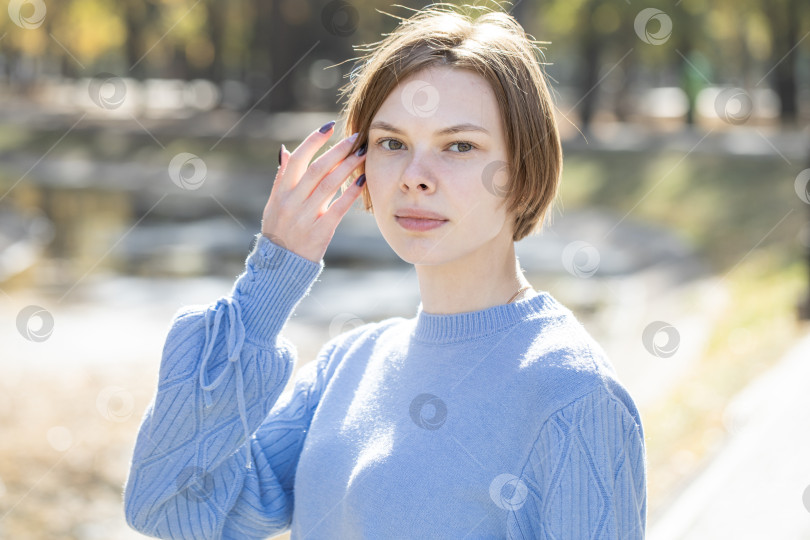 Скачать Портрет молодой красивой женщины в синем шерстяном свитере фотосток Ozero