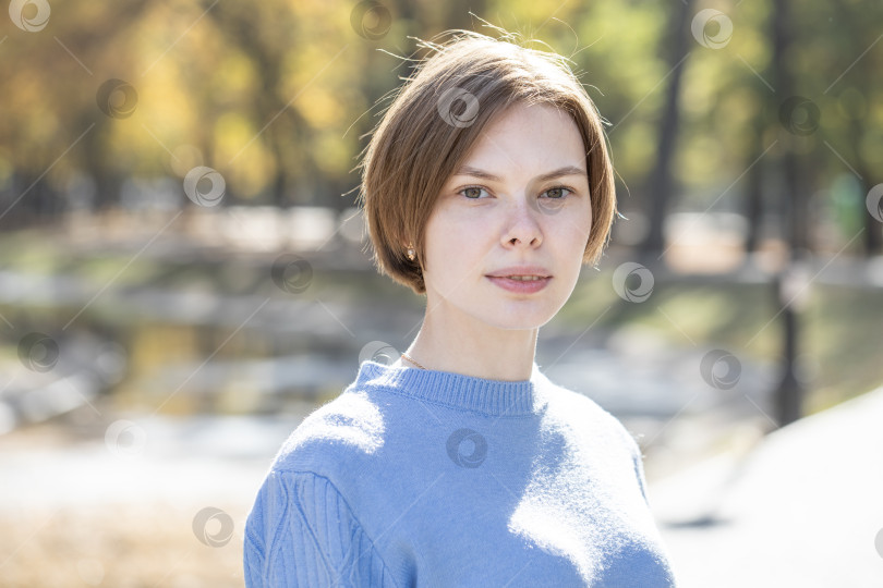 Скачать Портрет молодой красивой женщины в синем шерстяном свитере фотосток Ozero