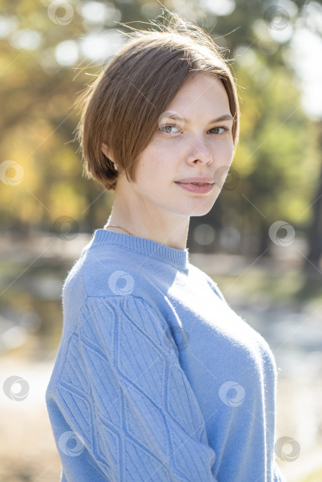 Скачать Портрет молодой красивой женщины в синем шерстяном свитере фотосток Ozero