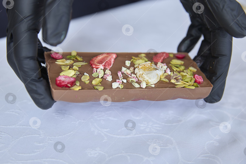 Скачать Дубайский шоколад. Компания Hand представляет изысканный десерт из молочного шоколада ручной работы фотосток Ozero
