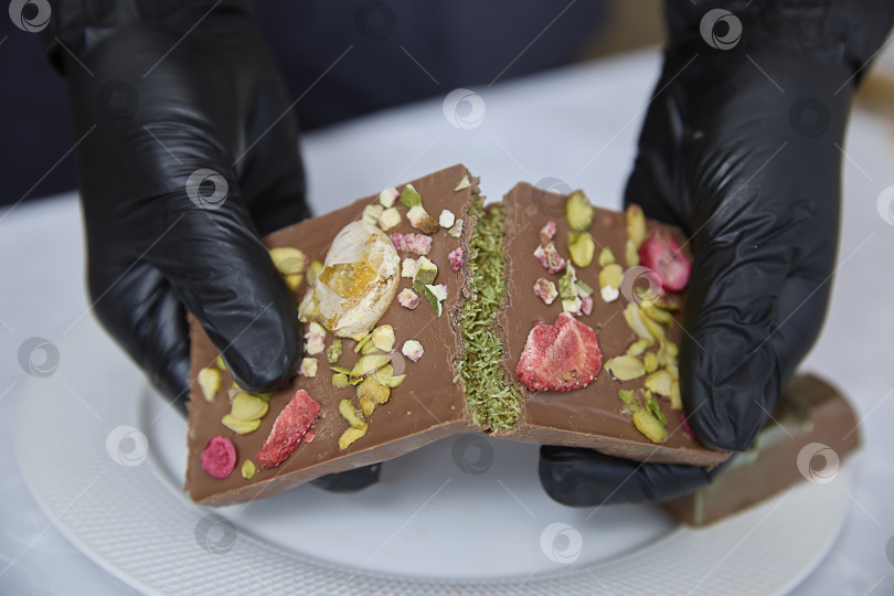 Скачать Дубайский шоколад. Шоколад Ручной Работы С Ягодами И Орехами. фотосток Ozero