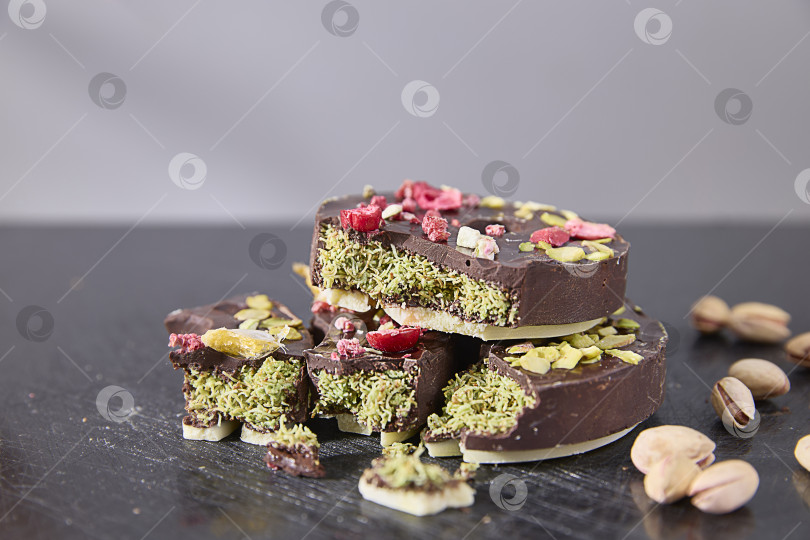 Скачать Дубайский шоколад. Вкусные кусочки фисташковых конфет в густой шоколадной глазури. фотосток Ozero