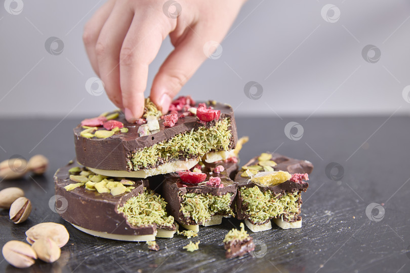 Скачать Дубайский шоколад. Теперь Вы можете Заказать Вкусные Шоколадные Батончики В Мягкой Упаковке фотосток Ozero