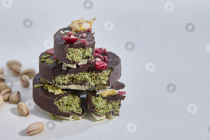 Скачать Дубайский шоколад. Вкусный Шоколадный Десерт Украшен Фисташками фотосток Ozero
