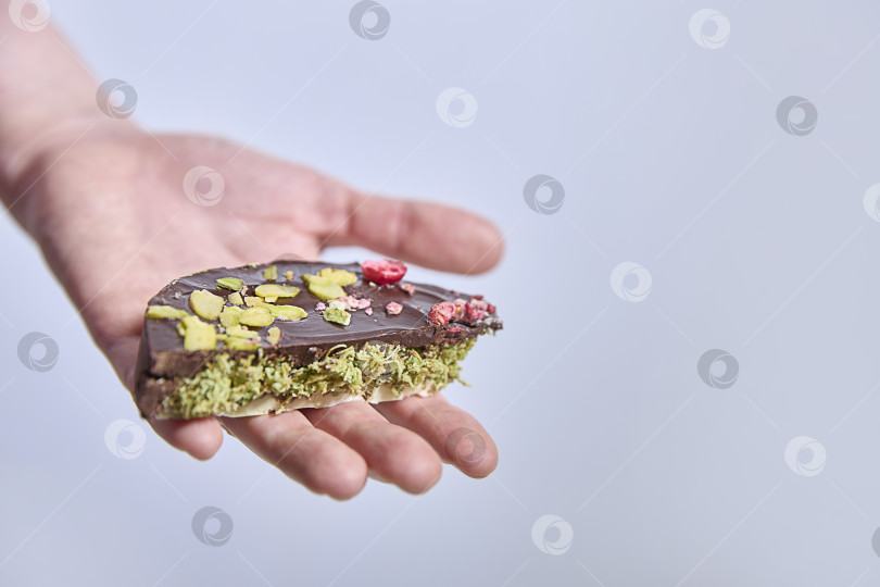 Скачать Дубайский шоколад. Вкуснейшее Шоколадное Угощение Аккуратно Представлено Выше фотосток Ozero