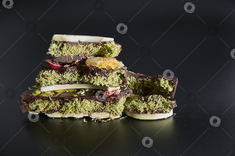 Скачать Дубайский шоколад. Вкусная, насыщенная шоколадная плитка Всегда имеет значение фотосток Ozero