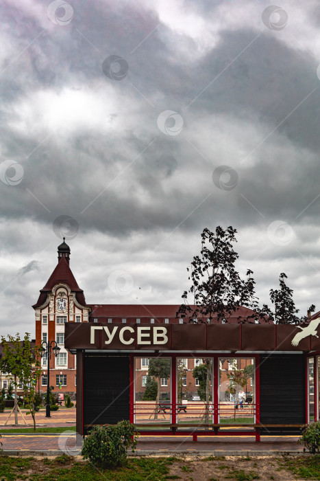 Скачать Гусев, Калининградская область, Россия 24 июля 2022 года Историческое здание Правительства на главной площади фотосток Ozero