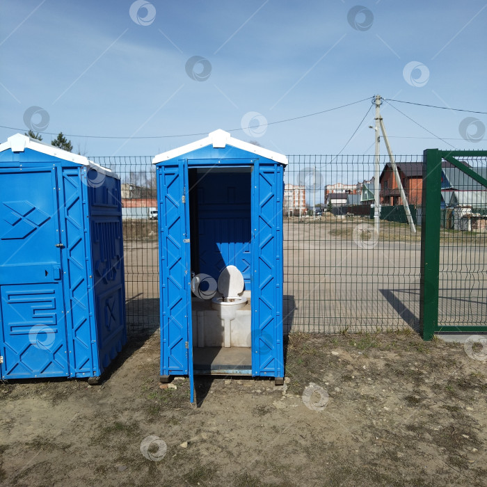 Скачать Туалет на спортивной площадке. фотосток Ozero