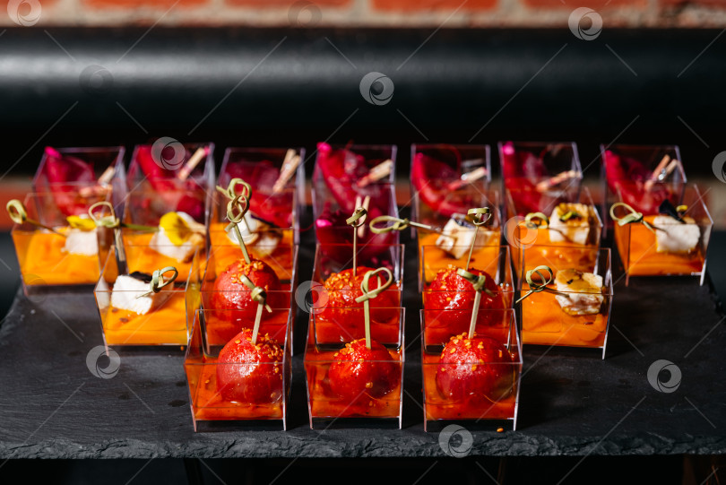 Скачать Яркие изысканные закуски с помидорами и сыром на тыквенном пюре. фотосток Ozero