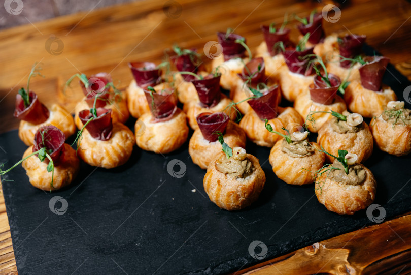 Скачать Изысканные канапе из слоеного теста с мясом и паштетом. фотосток Ozero