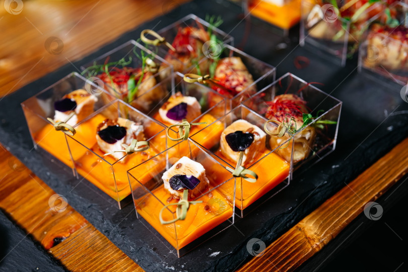 Скачать Изысканные кусочки курицы с тыквенным пюре в чашечках для дегустации. фотосток Ozero
