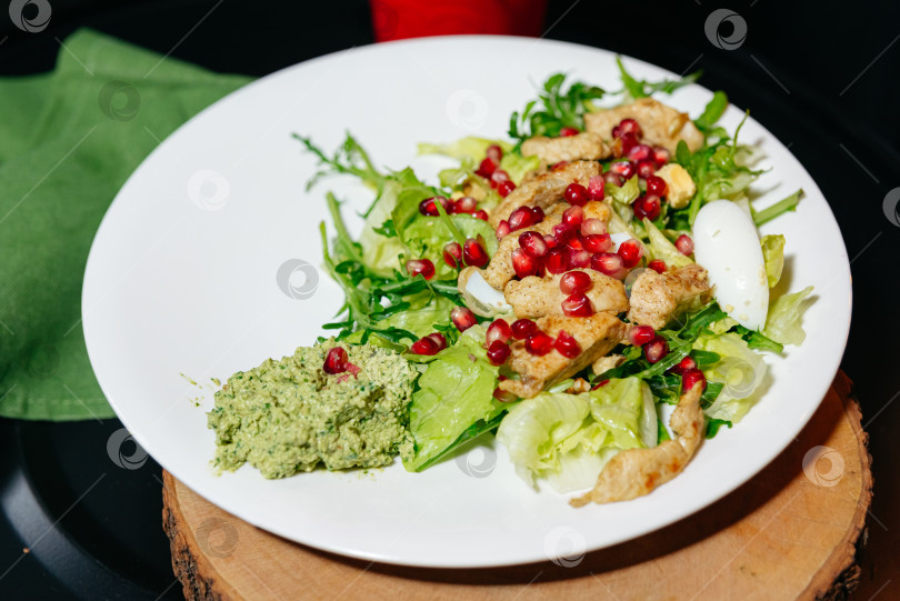 Скачать Салат из курицы с гранатово-ореховым соусом. фотосток Ozero