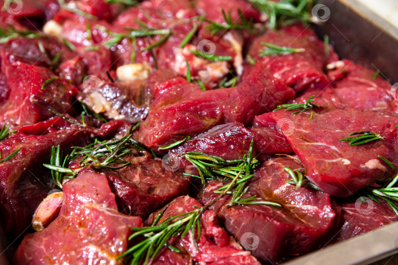 Скачать Кусочки сырой говядины, маринованные с розмарином. фотосток Ozero
