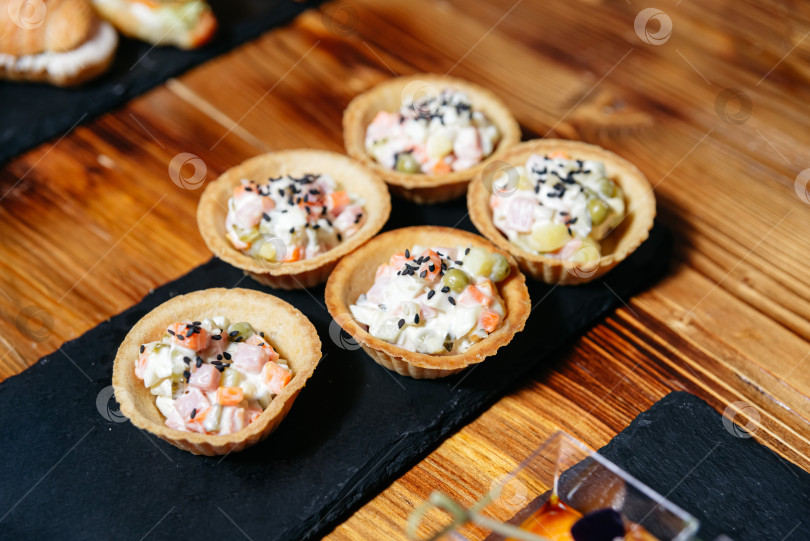 Скачать Пикантные мини-тарталетки с овощным салатом и черным кунжутом. фотосток Ozero